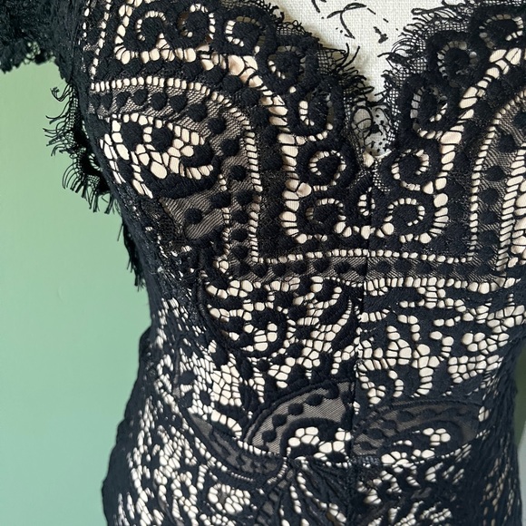 Gorgeous lace dress with tail - Picture 4 of 11